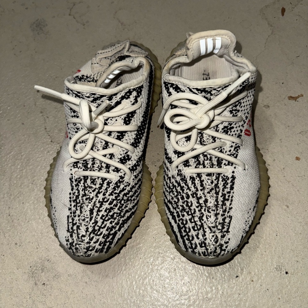 Yeezy 350 boost Black and White Sneakers size 4 （women size 5.5）